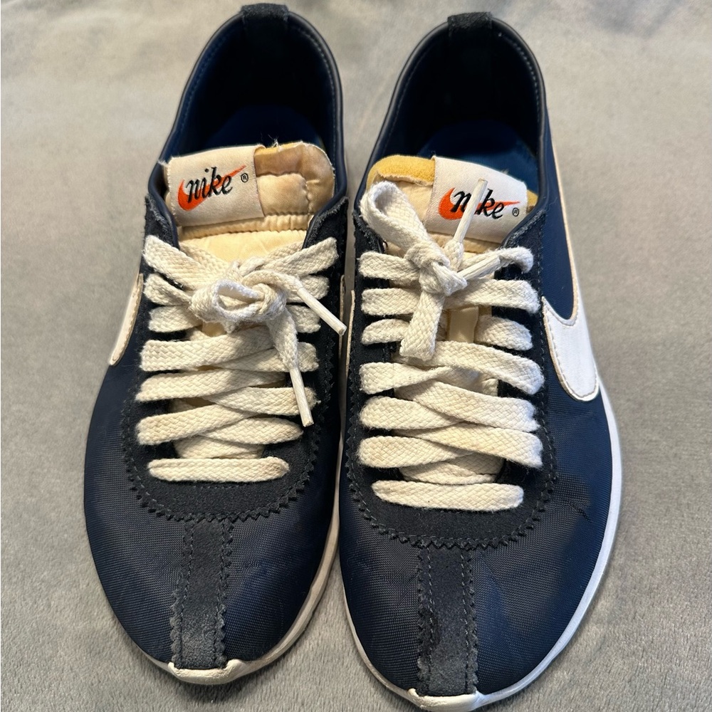 Vintage Nike Men’s Navy and White Low-Top Sneakers
